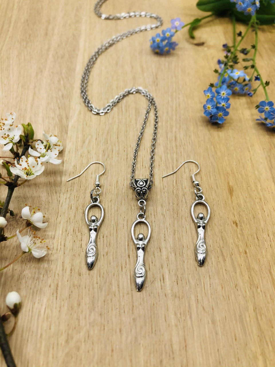 The Goddess pendant & necklace set